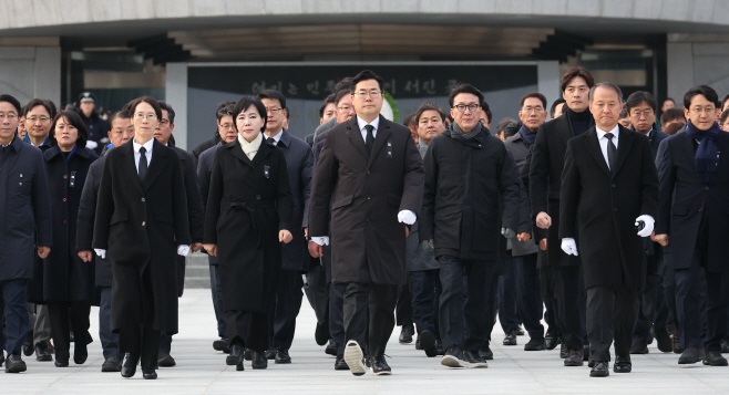 서울국립현충원 찾은 더불어민주당 박찬대 원내대표<YONHAP NO-1892>