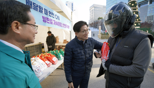 12.23 김문수 고용노동부 장관 겨울철 배달종사자 안전 ON 캠페인 개최 (1)