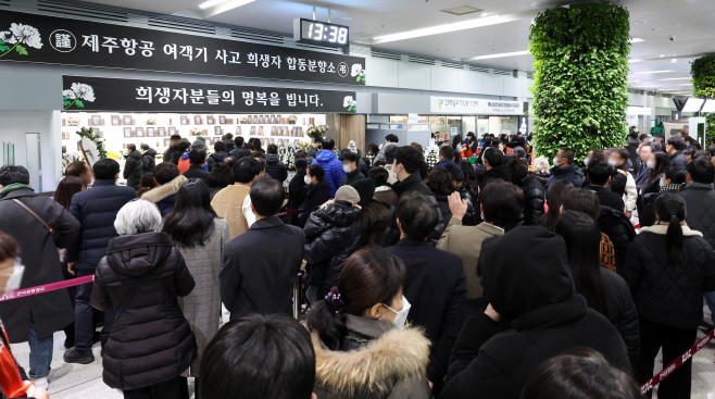 무안공항 합동분향소 찾은 시민들<YONHAP NO-3253>