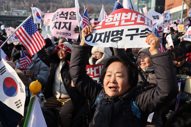 대통령 관저 인근 탄핵 반대의 목소리<YONHAP NO-3541>