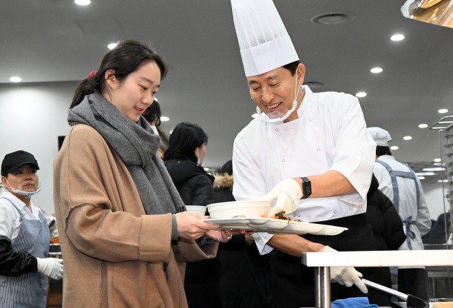 사진1. 오세훈 서울시장이 2일(목) 서울시청 구내식당에서 신년맞이 직원 격려 떡국을 배식하고 있다.
