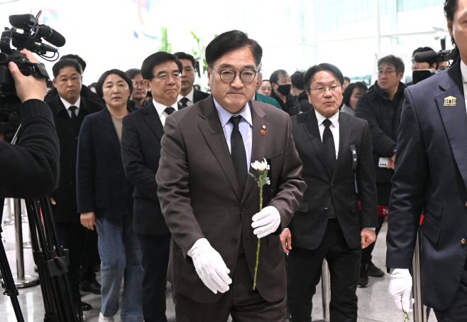 합동분향소서 헌화하는 우원식 국회의장<YONHAP NO-2659>