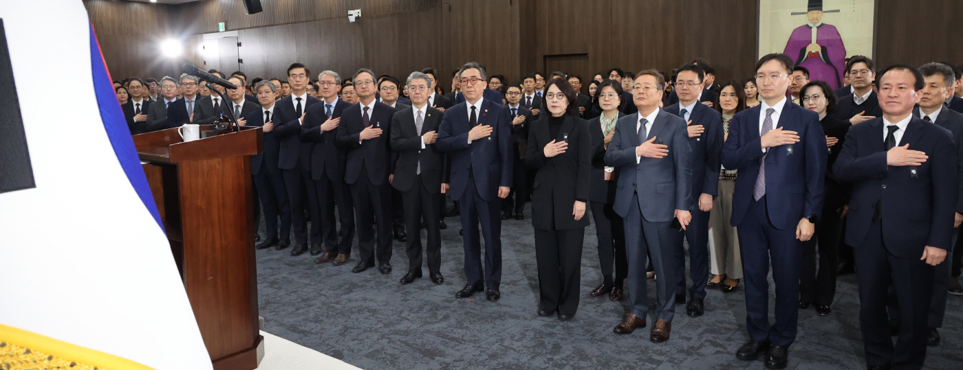 국기에 경례하는 조태열 장관