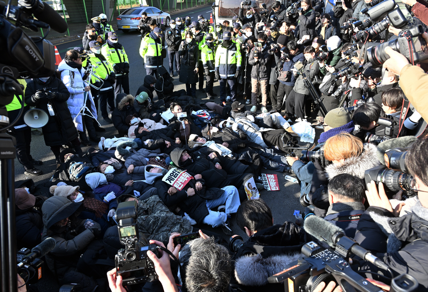 [포토] 윤석열 대통령 관저 앞에 드러누운 지지자들