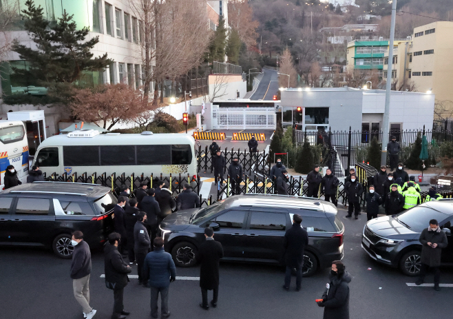 한남동 관저 앞 대기 중인 공수처 차량