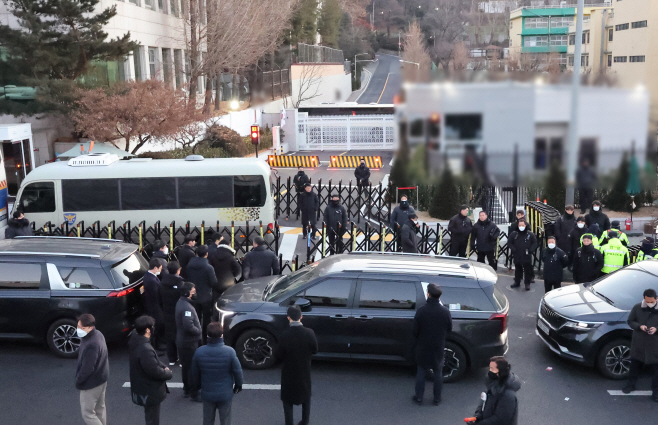 공수처 차량, 한남동 관저 앞 대기<YONHAP NO-1255>