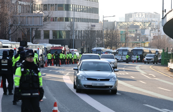 한남동 관저 앞 통제하는 경찰<YONHAP NO-1481>