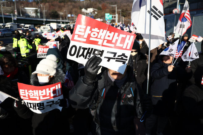 한남동 관저 앞에 모인 윤 대통령 지지자들<YONHAP NO-1505>