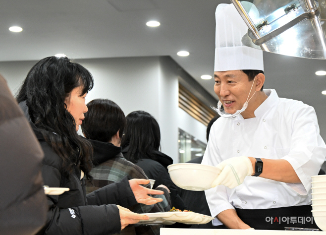오세훈 시장, 새해 맞이 떡국 배식2