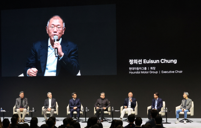 좌담회서 인사말 하는 정의선 회장<YONHAP NO-3162>