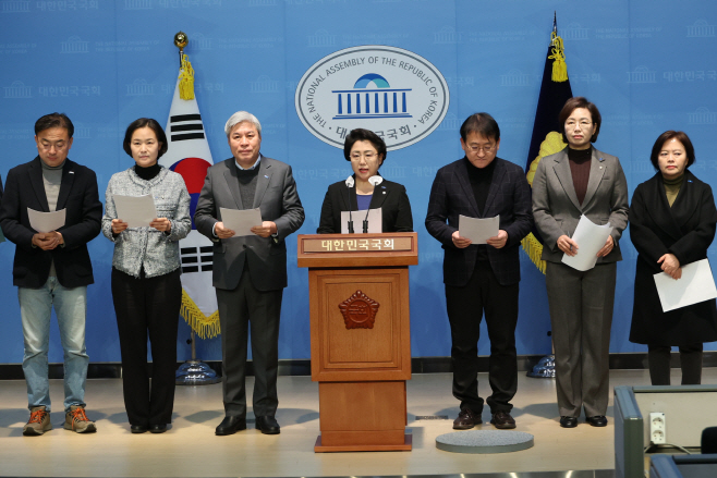 위헌정당해산심판 청구 요구하는 조국혁신당<YONHAP NO-2245>
