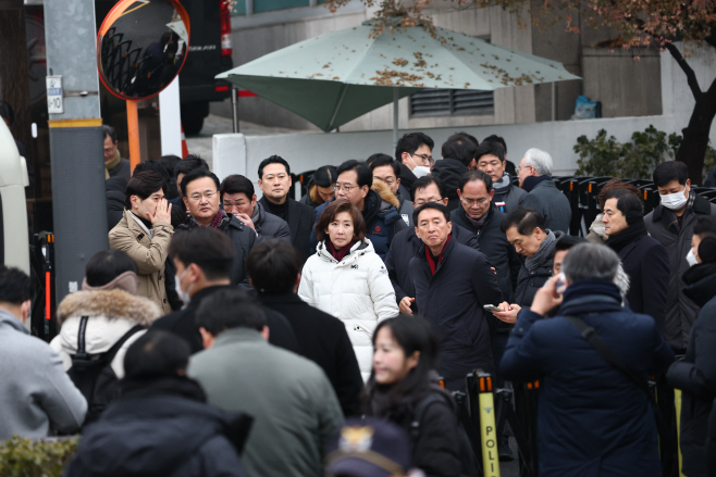 관저 앞 국민의힘 의원들<YONHAP NO-2877>