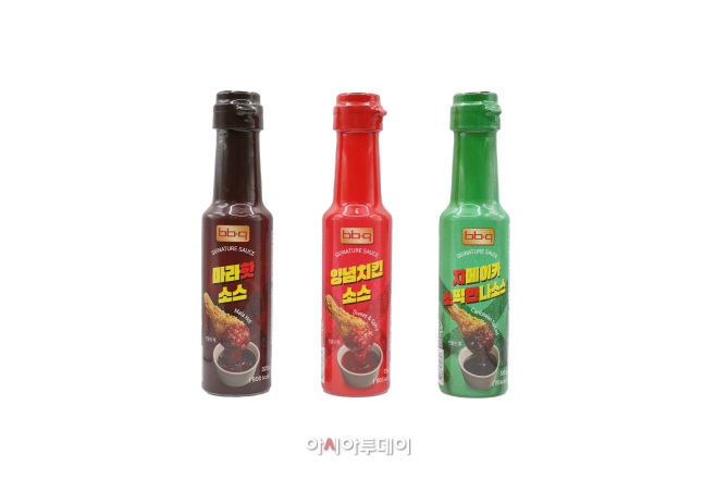[사진] BBQ치킨_BBQ가 이마트에 인기 양념 시리즈인 _양념치킨소스_, _자메이카 소떡만나소스_, _마라핫소스_ 3종을 출시했다.