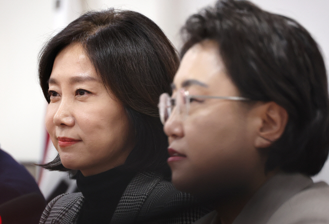 발언 경청하는 허은아 대표<YONHAP NO-2805>