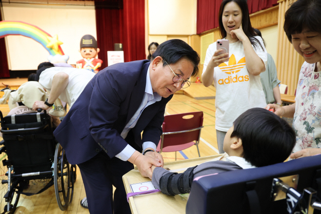 박강수 마포구청장이 한국우진학교에서 열린 ‘우진 어린이 큰잔치’에 참석해 어린이들을 격려하고 있다.