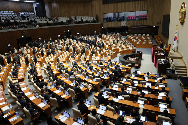 퇴장하는 야당 의원들<YONHAP NO-4373>