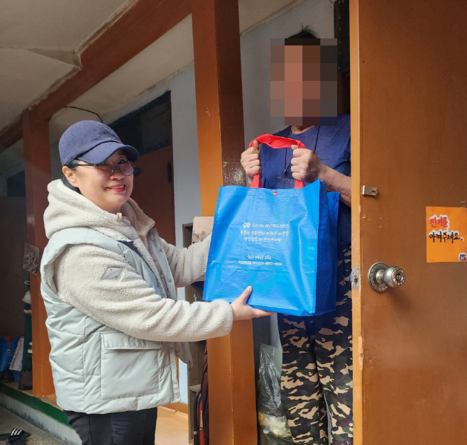 중앙동(행복키움지원단 취약계층 생명구해-물품전달하는 모습)