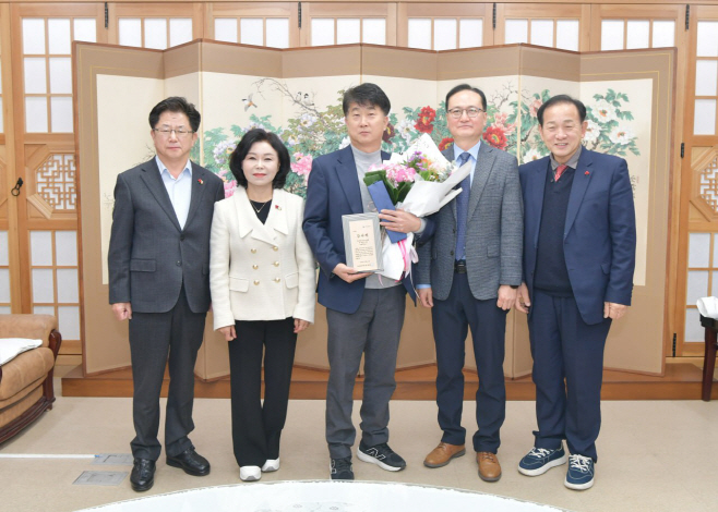 국가보훈부장관으로부터 감사패 받아(2)