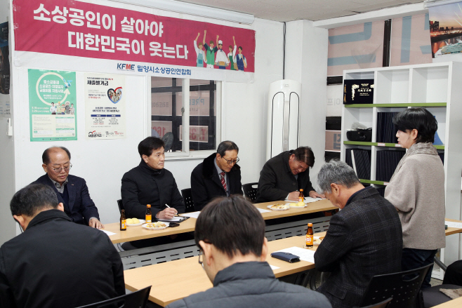 20250109-밀양시장,‘민생회복이 최우선’새해 첫 행보로 민생현장 찾아(2)