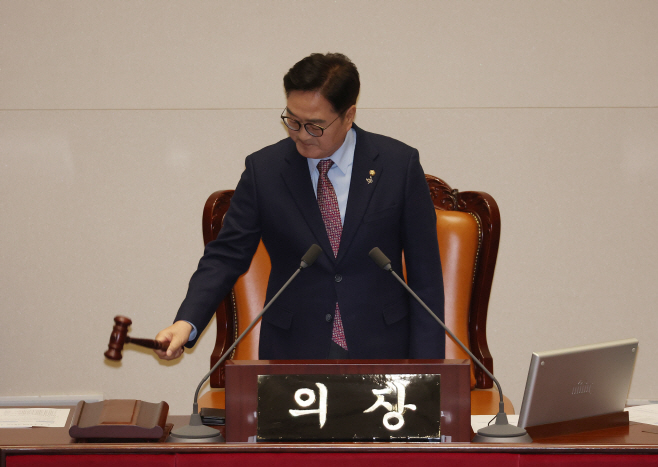 본회의 개회하는 우원식 의장<YONHAP NO-4319>