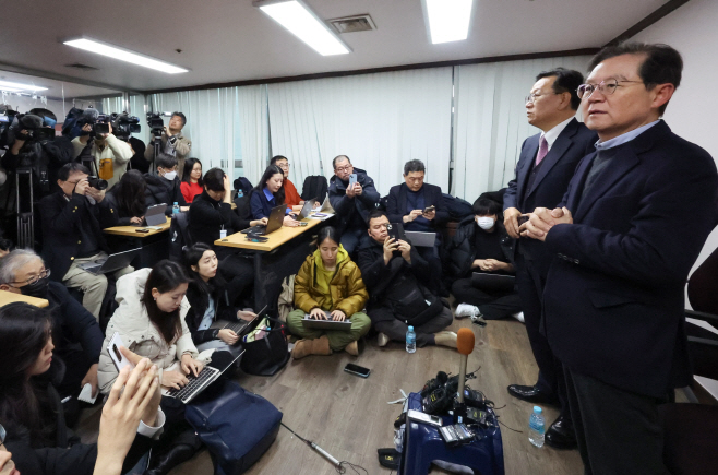 윤석열 대통령 변호인단 외신 기자회견<YONHAP NO-4134>