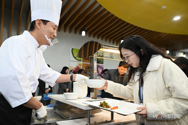 [포토] 새해 맞이 떡국 배식하는 오세훈 시장