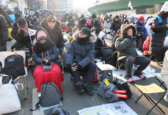 강추위에도 자리 지키는 윤 대통령 지지자들<YONHAP NO-2121>