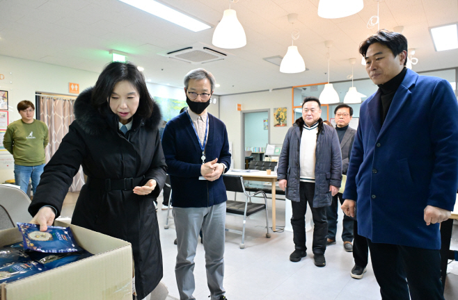 서울이동노동자 합정쉼터 시설 둘러보는 최호정 의장