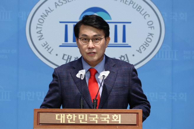 헌재의 정치적 중립 요구하는 윤상현 의원<YONHAP NO-3073>