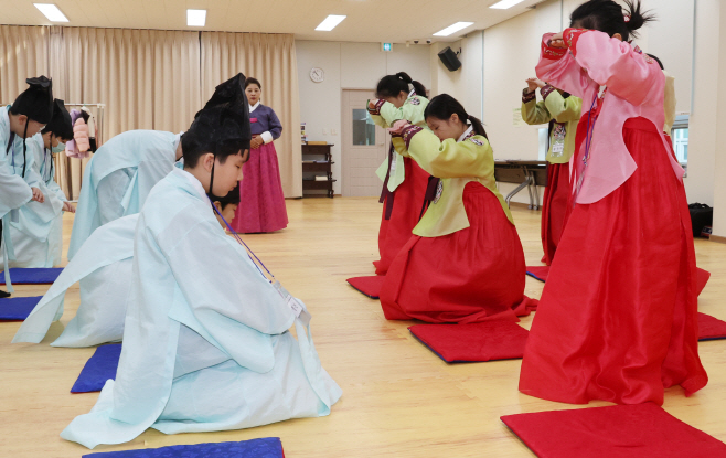 큰절 배우는 초등학생들