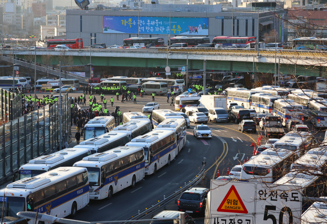 한남동 관저 인근 경찰버스<YONHAP NO-2763>