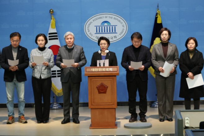 위헌정당해산심판 청구 요구하는 조국혁신당<YONHAP NO-2245>