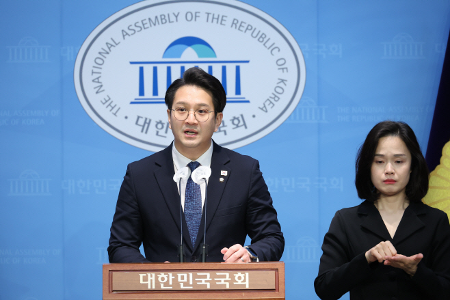 입장 발표하는 전용기 의원<YONHAP NO-2721>