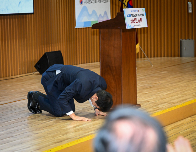 [포토] 어른신들께 큰절하는 오세훈 서울시장