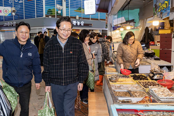 지난해 설맞이 전통시장에 방문한 최호권 영등포구청장