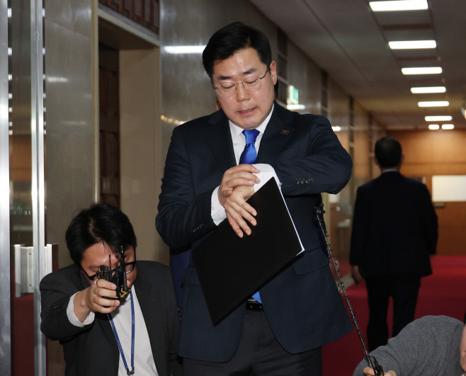 국회의장실 나서는 더불어민주당 박찬대 원내대표<YONHAP NO-4468>