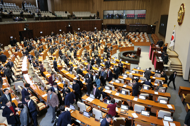 특검법 합의 위해 본회의장 나서는 여야 의원들