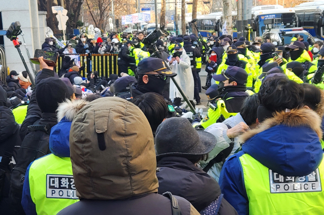 경찰, 서부지법 앞 점거농성 시위대 강제해산 시작