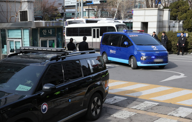 서부지법 들어서는 윤 대통령 차량행렬