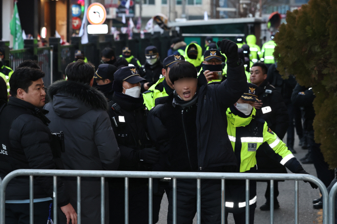 서부지법 담 넘어 진입한 시위자<YONHAP NO-4354>