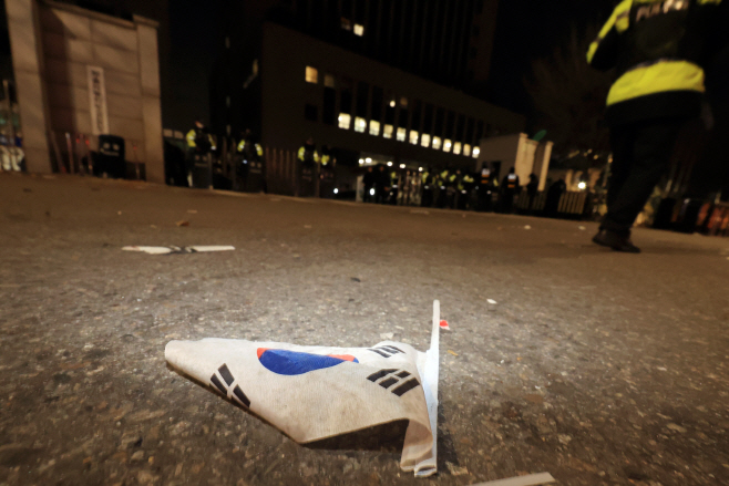 서부지법 앞 버려진 태극기<YONHAP NO-2145>