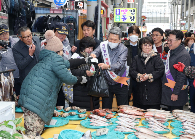 이강덕 포항시장이 지역 유관 기관과 각종 단체와 함께 죽도시