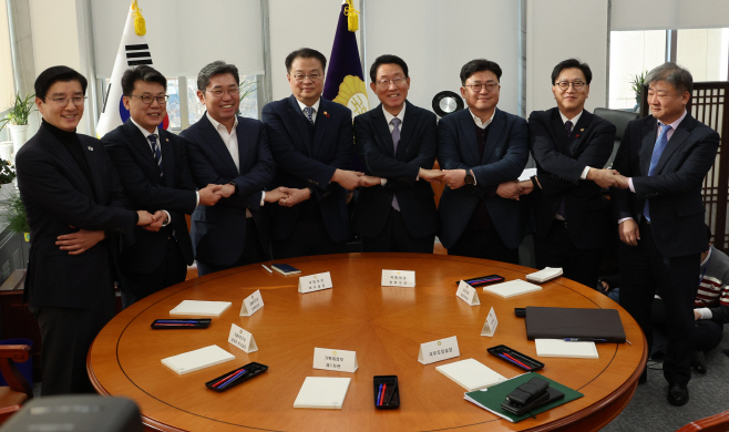 원탁에서 열린 국정협의체 실무협의