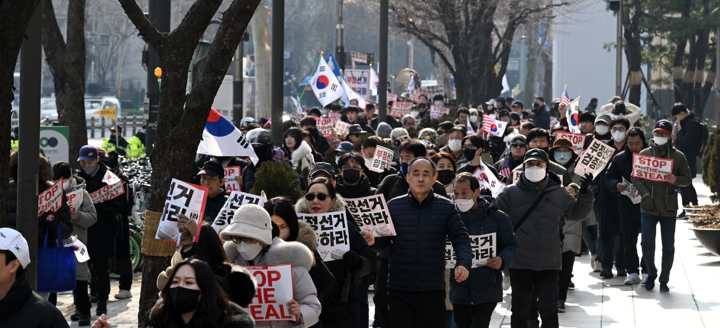 [포토]서부지법에서 헌재까지 행진하는 대통령 지지자들