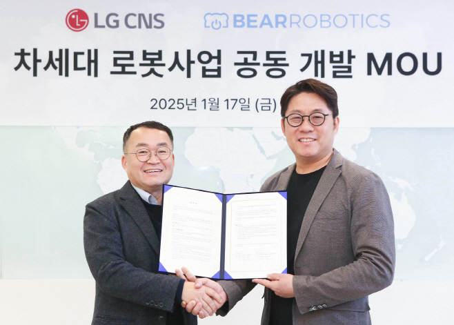 [사진] LG CNS 이준호 상무(왼쪽)와 베어로보틱스 하정우 대표가 MOU 체결 후 기념사진을 촬영하는 모습