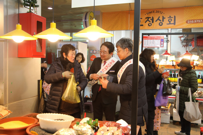 옥천군 설명절 장보기 중인 황규철 옥천군수/옥천군