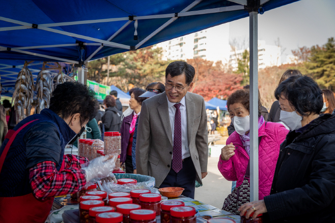 사진3) 지난 설맞이 직거래장터를 찾은 이기재 양천구청장