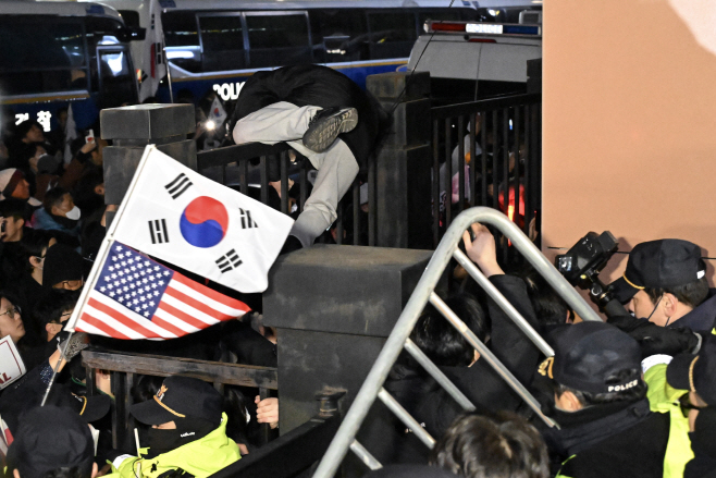 서부지법 담 넘는 윤 대통령 지지자들<YONHAP NO-0089>