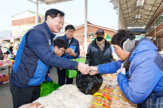 사진2. 정원호본부장이 상인과 덕담을 나누며 물건을 구입하는