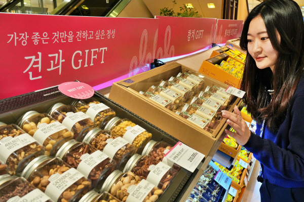 1. [롯데백화점] 본점 지하1층 식품관에서 '바로 픽업' 선물 세트를 살펴보는 고객 모습